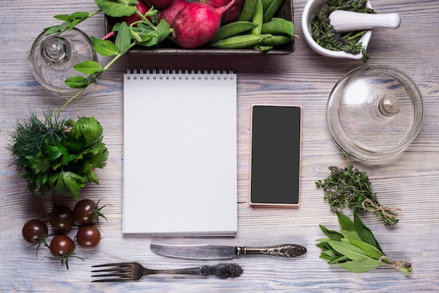 Formularz kontaktowy na stole kuchennym